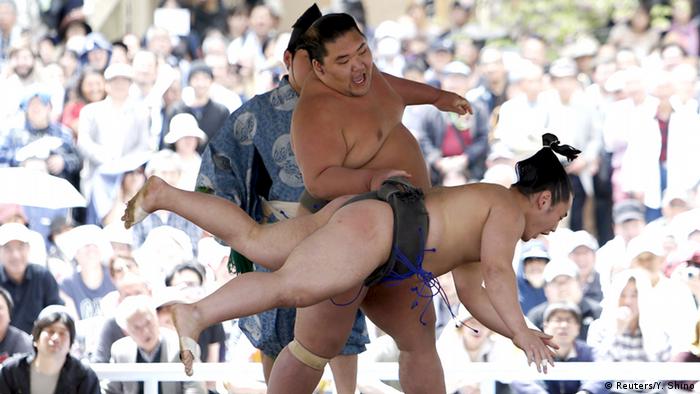 Japan Sumo Kämpfe am Yasukuni Schrein in Tokio