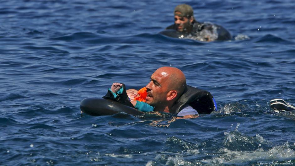 Schockierende Surreale Szenen Flüchtlinge Stürmen Mittelmeer Strand Das Darfst Du Nicht Verpassen - u1w62vc
