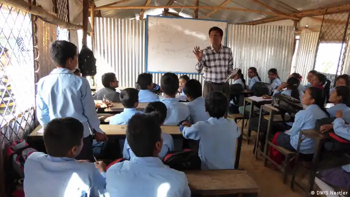 Unterricht im Wellblechschuppen in Thulosirubari Nepal