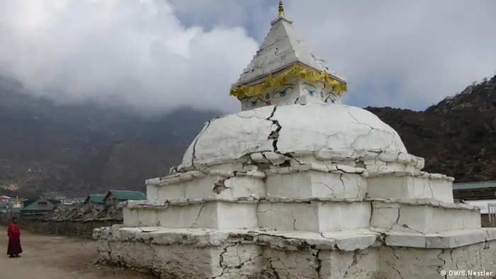 Beschädigter Stupa in Khumjung Nepal 