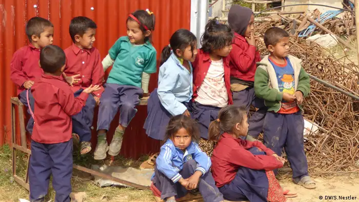 Schulkinder in Thulosirubari Nepal 