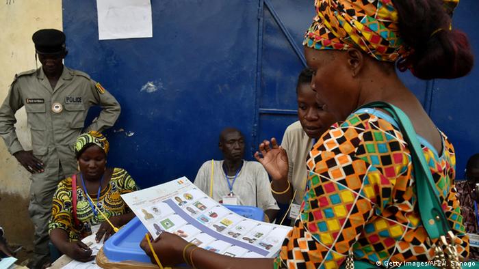 Tschad Wahlen Wählerin in N'Djamena