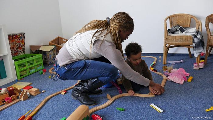Arianne Kenfack mit Sohn Kenny (Foto: Madelaine Meier/DW)