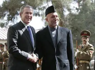 美国总统布什出人意料地访问阿富汗，会晤阿富汗总统卡尔扎伊