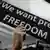 Jemand hält ein Plakat hoch: "We want press Freedom" (C) Getty Images/AFP/P. Lopez