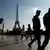 Frankreich Sicherheitskräfte vor dem Eiffelturm in Paris