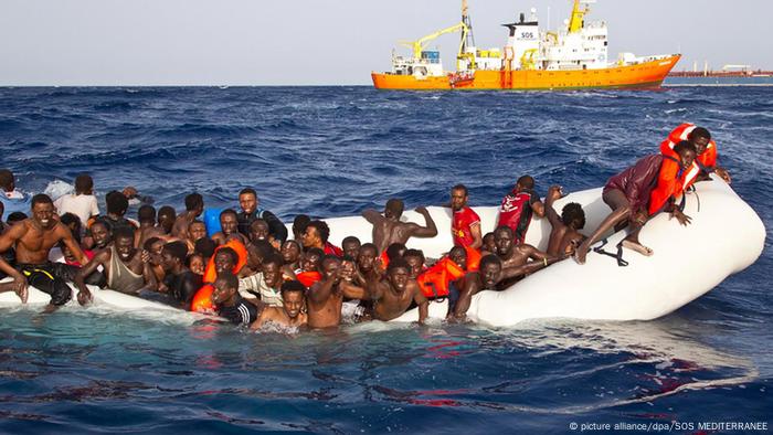 Überfülltes Schlauchboot mit Flüchtlingen aus Nordafrika im MittelmeerBootsflüchtlinge Rettung (Foto: picture alliance/dpa/SOS MEDITERRANEE)