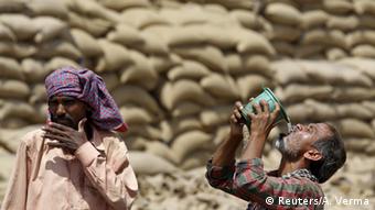 εργάτες πίνουν νερό, Ινδία