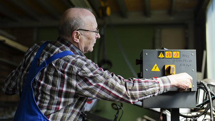 Deutschland Sigmaringen Fabrik älterer Arbeiter