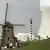 Windmühle bei Antwerpen Belgien Kühlturm Atomkraftwerk Doel