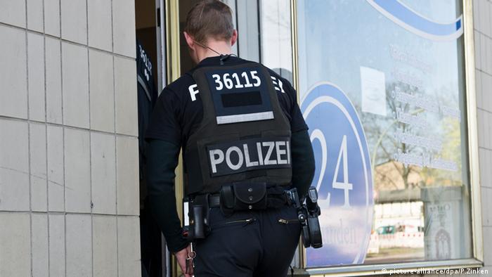 Berlin police cracks down on house care scam | DW Learn German