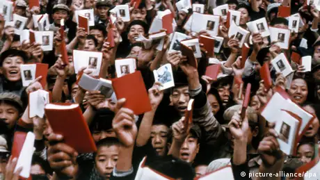 China Mao Kulturrevolution Angehörige der Roten Garde mit Mao-Bibeln (picture-alliance/dpa)
