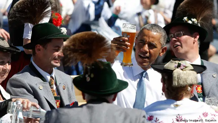 US-Präsident Barack Obama beim Frühschoppen in Krün zwischen Trachten und Weizenbier. (Foto: Getty Images/G. Gajanin)