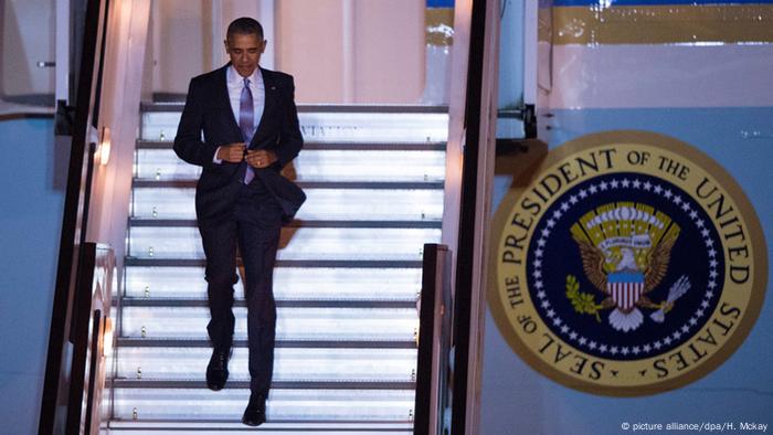 Barack Obama auf der Treppe der Air-Force-One bei seinem Besuch in London (Foto: DPA)