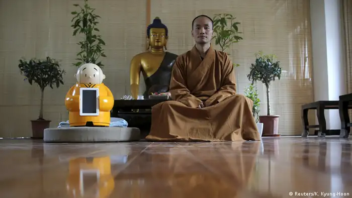 China buddhistischer Longquan Tempel - Roboter und Mönch