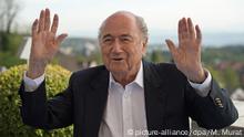 21.04.2016 *** Ex-FIFA-Präsident Joseph Sepp Blatter, spricht während eines Interviews nach der Präsentation des Buches: Sepp Blatter: Mission und Passion Fußball am 21.04.2016 in Zürich, Schweiz. Foto: Marijan Murat/dpa (zu dpa-Meldung: «Fußball: Interview mit dem früheren FIFA-Präsidenten Joseph Blatter» vom 22.04.2016) +++(c) dpa - Bildfunk+++ picture-alliance/dpa/W. Bieri © picture-alliance/dpa/M. Murat