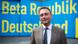 FDP-Chef Christian Linder steht vor einem Plakat des Bundesparteitags der Freien Liberalen mit der Aufschrift "Beta Republik Deutschland" (Foto: dpa) FDP-Chef Christian Linder steht vor einem Plakat des Bundesparteitags der Freien Liberalen mit der Aufschrift "Beta Republik Deutschland" (Foto: dpa)