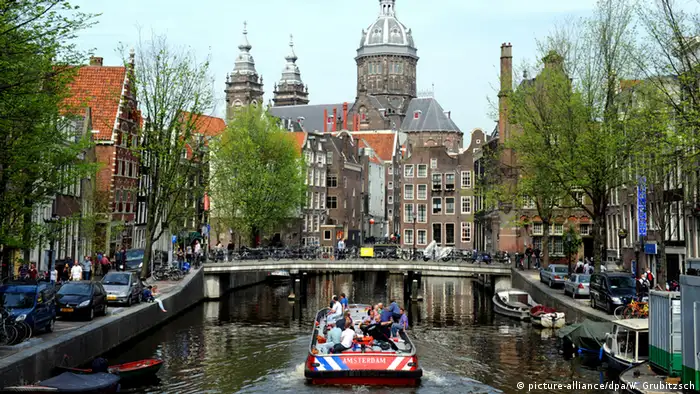 A boat on a canal in Amsterdam (picture-alliance/dpa/W. Grubitzsch)