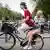 Niederlande Amsterdam 2 Menschen auf Fahrrad