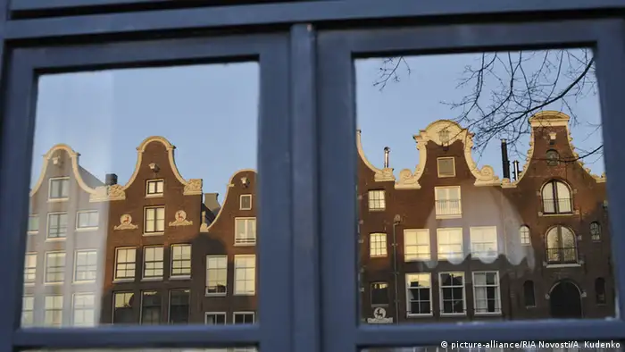 Niederlande Amsterdam Giebelhäuser spiegeln in Fenstern