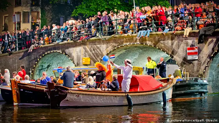 Niederlande Amsterdam Boote auf Gracht Feiernde