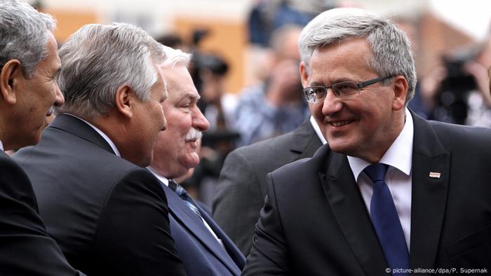 Die ehemaligen Präsidenten Komorowski (r.), Walesa (M). und Kwasniewski (2.v.l.)
