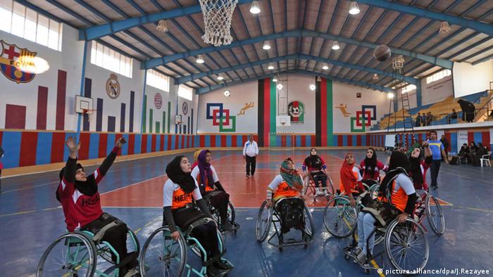 Kabul Afghanistan Basketball Rollstuhlfahrerin Rotes Kreuz (picture-alliance/dpa/J.Rezayee)