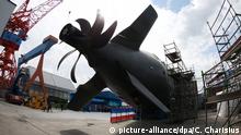 ARCHIV - Heck und Antriebspropeller von «U36», dem sechsten hochmodernen U-Boot der Klasse 212A für die Deutsche Marine, aufgenommen am 15.05.2013 vor einem Festakt zur Taufe des U-Boots auf der Werft von ThyssenKrupp Marine Systems in Kiel. Der schwedische Rüstungskonzern Saab will im Konkurrenzkampf um den Bau schwedischer U-Boote offenbar den deutschen Konzern ThyssenKrupp ausbooten. (zu dpa «Berichte: Saab will beim U-Boot-Bau mit Thyssen Krupp konkurrieren» vom 17.03.2014) +++(C) picture-alliance/dpa/C. Charisius