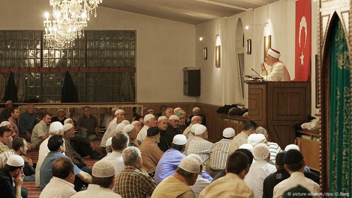 Türkischer Imam predigt ein einer Moschee in Köln