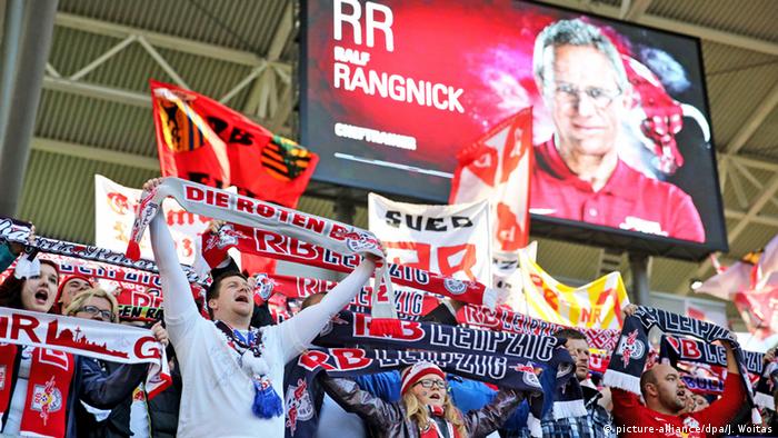 Rangnick, aclamado por los hinchas del Leipzig.