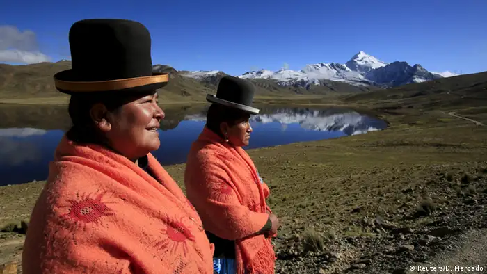 Bolivien Bergsteigerinnen in traditioneller Kleidung, Foto: Reuters/D. Mercado