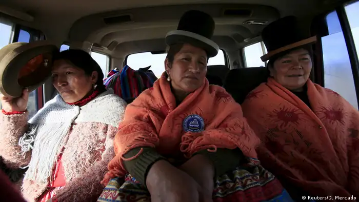 Bolivien Bergsteigerinnen in traditioneller Kleidung (Bild: Reuters/D. Mercado)