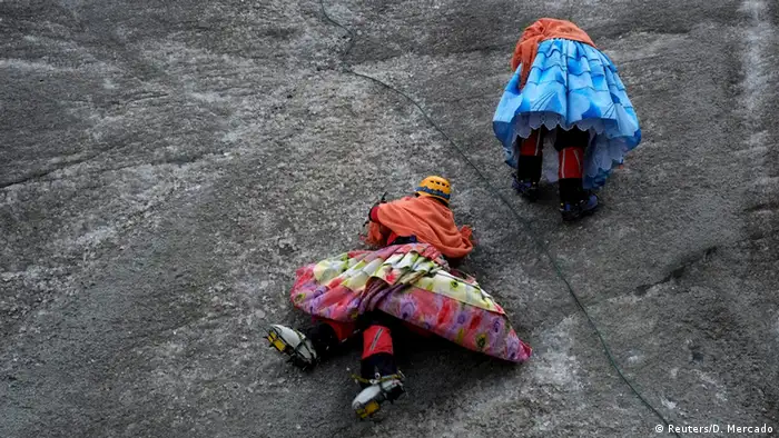 Bolivien Bergsteigerinnen in traditioneller Kleidung