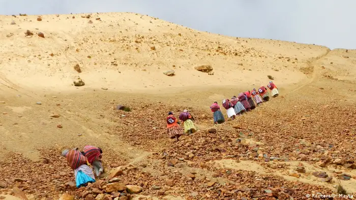 Bolivien Bergsteigerinnen in traditioneller Kleidung (Bild: Reuters/D. Mayta)