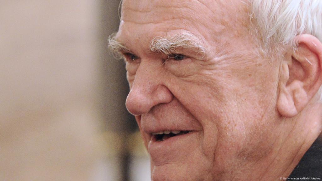 Prague Gives Novelist Milan Kundera His Czech Citizenship Back Books Dw 03 12 2019