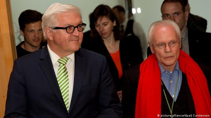 El ministro alemán del Exterior, Frank Walter Steinmeier y el sobreviviente de Colonia Dignidad, Wolfgang Kneese.