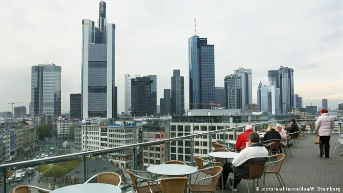 Frankfurt Dachterrasse im Vordergrund