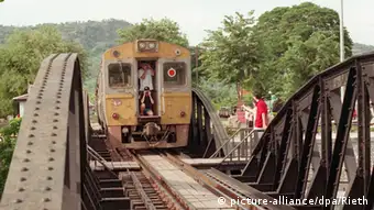 Thailand Eisenbahn überquert Brücke über den Kwai Noi