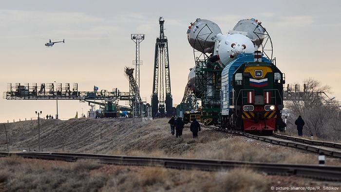 Kasachstan Baikonur Kosmodrom Transport Rakete zur Startrampe (picture-alliance/dpa/R. Sitdikov)