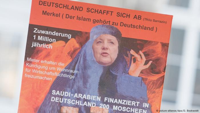 Sağ popülist Almanya için Alternatif'in Merkel'i sığınmacı politikasından ötürü eleştiren afişi