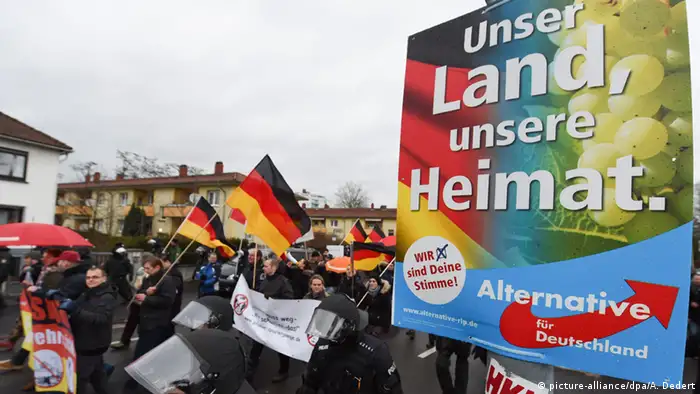 Deutschland Mainz Plakat der AfD bei Pegida Demo