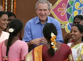 在印度乡间访问的布什