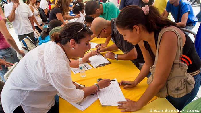 Venezuela Caracas Frauen mit Unterschriftenlisten