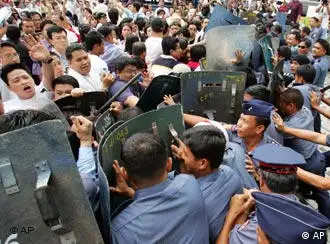 菲律宾国内政治形势动荡不安，这是示威民众与警察对峙