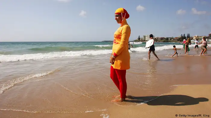 Australien Frau mit Burkini am Strand von Sydney