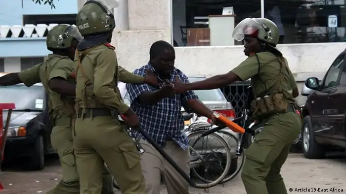 Three policemen attack a journalist