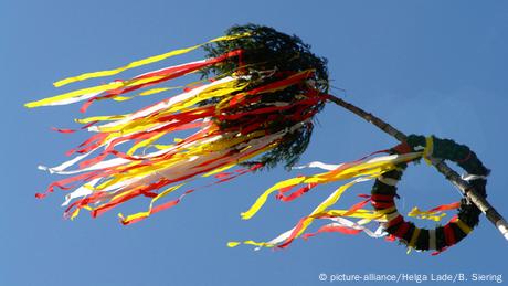 Maibaum bunt flatternd