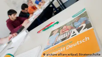 Deutschbuch liegt auf einem Tisch in einem Integrationskurs