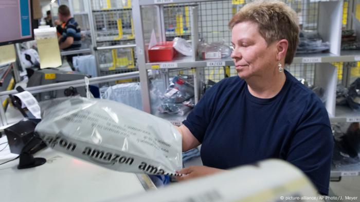 Amazon Mitarbeiterin Bad Hersfeld (picture-alliance/AP Photo/J. Meyer)