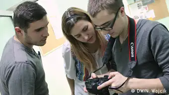 Ana Gurdis mit ihren Kollegen im Centrul Media pentru Tineri, Foto: DW Akademie/Nadine Wojcik